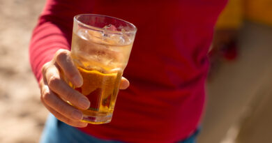 Álcool e Energético “Combinam”? No Carnaval, a Mistura Aumenta Riscos