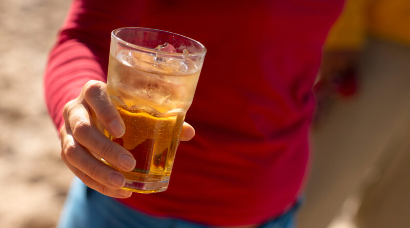 Álcool e Energético “Combinam”? No Carnaval, a Mistura Aumenta Riscos